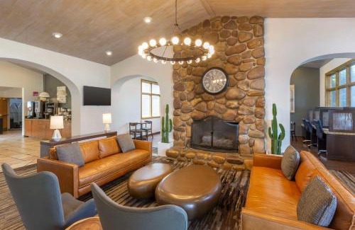 North Salt Lake Hotel | Pet-Friendly Getaway at Best Western PLUS Cotton Tree Inn
