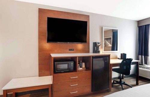Commerce Hotel | Comfortable Stay at Best Western Plus Commerce Hotel