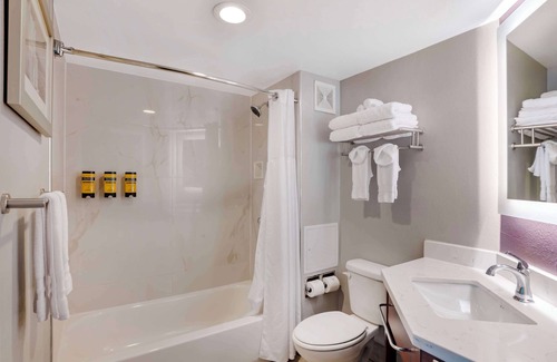 Commerce Hotel | Comfortable Stay at Best Western Plus Commerce Hotel