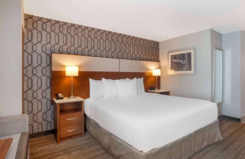 Commerce Hotel | Comfortable Stay at Best Western Plus Commerce Hotel
