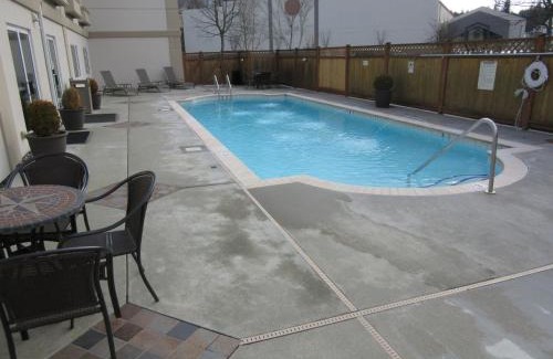 The Bowl of Edmonds Hotel | Pet-Friendly Getaway at Best Western Plus Edmonds Harbor Inn