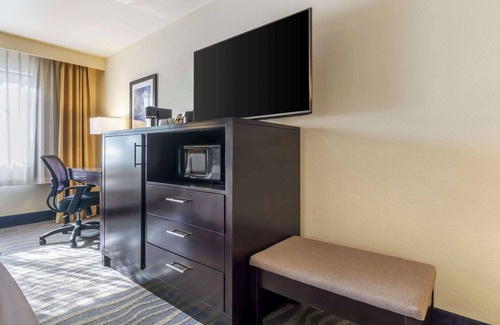 The Bowl of Edmonds Hotel | Guest Rated 9/10 at Best Western Plus Edmonds Harbor Inn
