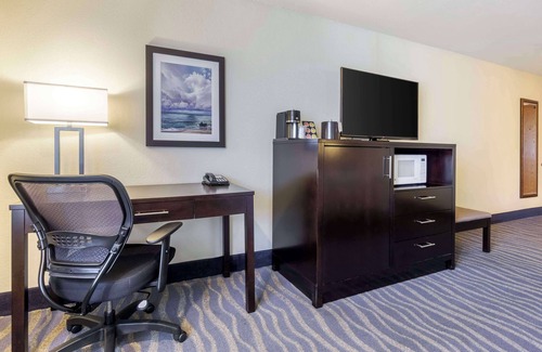 The Bowl of Edmonds Hotel | Guest Rated 9/10 at Best Western Plus Edmonds Harbor Inn