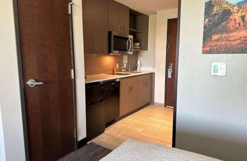 Deer Valley Hotel | Inviting Best Western Plus Executive Residency in Phoenix North