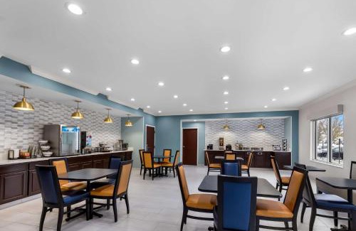 Fenton Hotel | Pet-Friendly Stay at SureStay Plus by Best Western Fenton