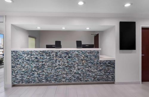 Fenton Hotel | Pet-Friendly Stay at SureStay Plus by Best Western Fenton