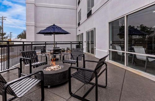 Fenton Hotel | Pet-Friendly Stay at SureStay Plus by Best Western Fenton