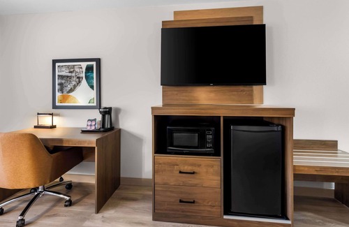 Fenton Hotel | Inviting Stay at SureStay Plus by Best Western Fenton