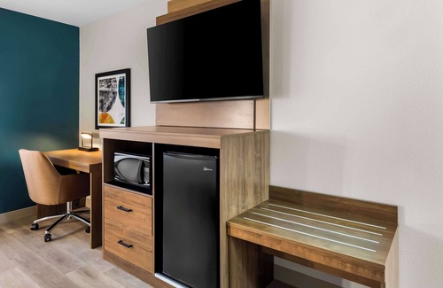 Fenton Hotel | Inviting Stay at SureStay Plus by Best Western Fenton