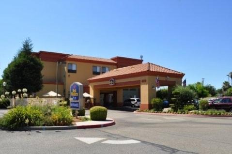 Raisin Hotel | Welcoming Best Western PLUS Fresno Inn with Family-Friendly Amenities