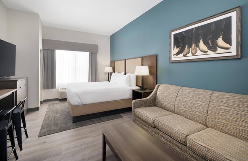 Cheyenne Hotel | Discover Best Western Plus Frontier Inn: Pool, Spa & More!