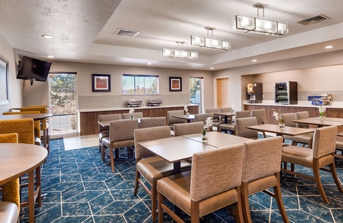 Aurora Hotel | Relax at Best Western Plus Gateway Inn & Suites with Pool