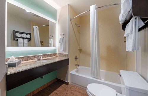 Greenwood Hotel | Inviting Best Western Plus Greenwood/Indy South Inn Stay