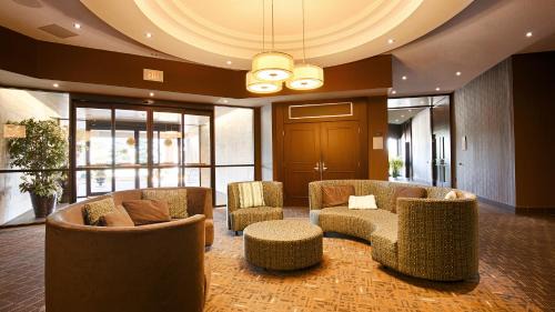 Point Edward Hotel | Cozy Retreat at Best Western Plus Guildwood Inn, 4-Star Stay
