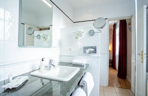 Bourges Hotel | Pet-Friendly Retreat at Best Western Plus Hôtel D'Angleterre