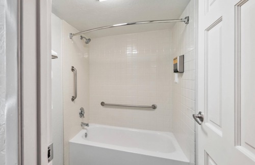 Redding Hotel | Top-Rated Best Western Plus Hilltop Inn with Pool & Spa