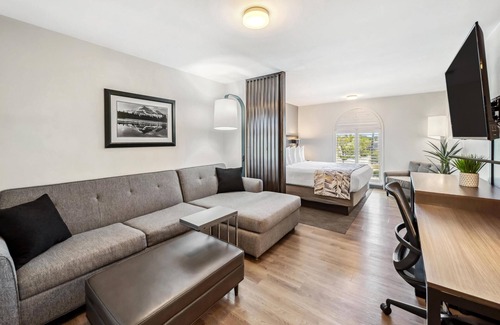 Redding Hotel | Top-Rated Best Western Plus Hilltop Inn with Pool & Spa