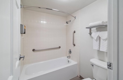 Redding Hotel | Top-Rated Best Western Plus Hilltop Inn with Pool & Spa