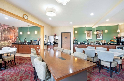 Howe Hotel | Discover Best Western Plus Howe Inn: Rated 9/10 with Pool