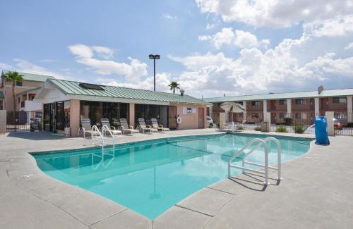 Kingman Hotel | Pet-Friendly Getaway at Best Western Plus King's Inn & Suites