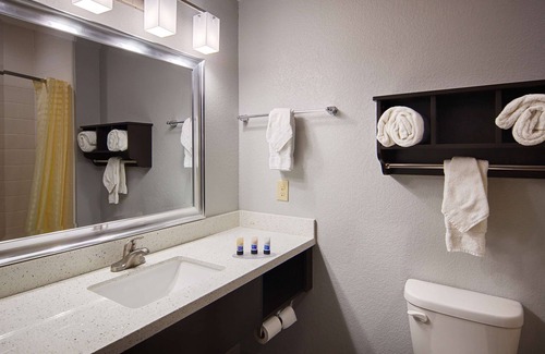 Colorado City Hotel | Inviting Best Western Plus Lonestar Inn with Pool & Spa