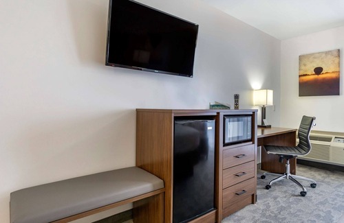 Moses Lake Hotel | Inviting Best Western Plus Lake Front Hotel with Pool & Spa