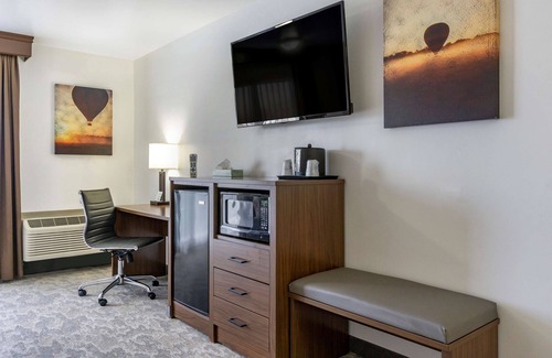 Moses Lake Hotel | Inviting Best Western Plus Lake Front Hotel with Pool & Spa