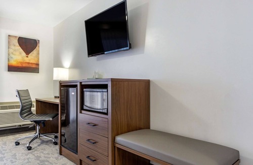 Moses Lake Hotel | Inviting Best Western Plus Lake Front Hotel with Pool & Spa