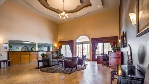 Brawley Hotel | Pet-Friendly Retreat at Best Western Plus Main Street Inn