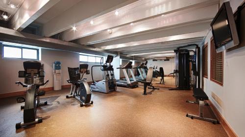 West Milwaukee Hotel | Inviting Best Western Plus Milwaukee West with Pool & Ocean View