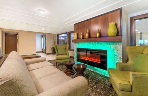 New Ulm Hotel | Guest Favorite: Best Western Plus New Ulm with Pool & Spa