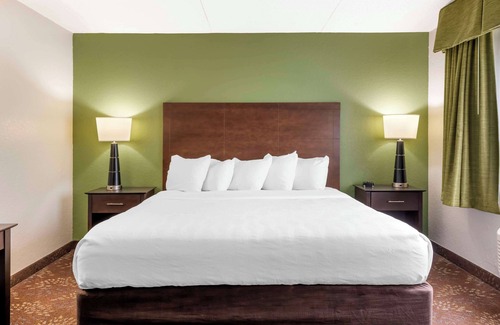 New Ulm Hotel | Guest Favorite: Best Western Plus New Ulm with Pool & Spa