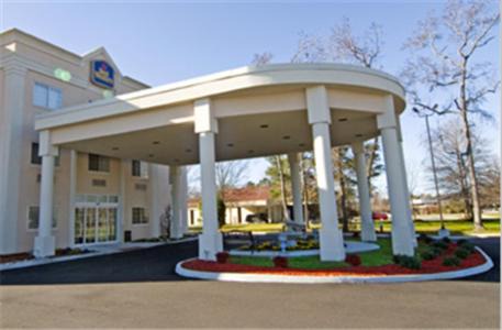 Central Newport News Hotel | Relax at Best Western Plus Newport News with Pool & Hot Tub
