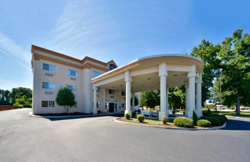 Central Newport News Hotel | Relax at Best Western Plus Newport News with Pool & Hot Tub