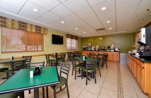 Central Newport News Hotel | Relax at Best Western Plus Newport News with Pool & Hot Tub