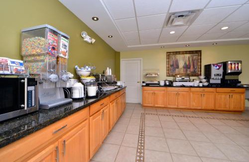 Central Newport News Hotel | Relax at Best Western Plus Newport News with Pool & Hot Tub