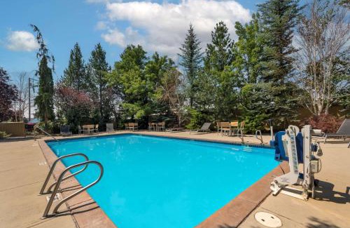 Altamont Hotel | Cozy Oceanfront Retreat at Best Western Plus Olympic Inn