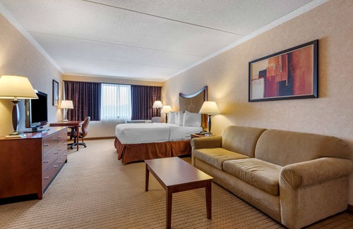 Oswego Hotel | Discover Best Western Plus Oswego: Pool, Spa & Dining