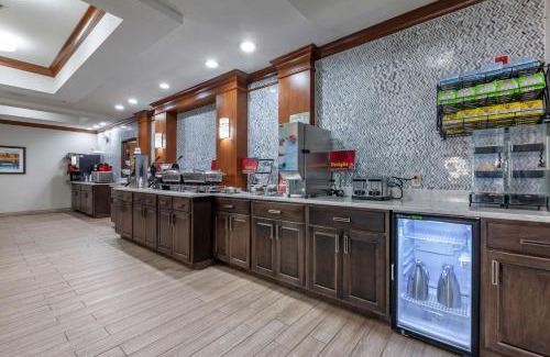 Sparta Hotel | Pet-Friendly Getaway at Best Western PLUS Sparta Trail Lodge