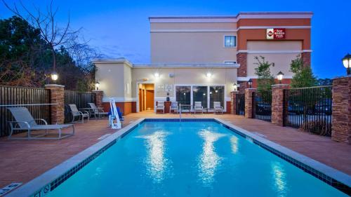 Spring Hotel | Cozy Best Western Plus Spring Inn & Suites with Ocean View