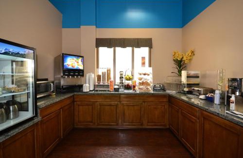 Inglewood Hotel | Convenient Suites Near LAX with Pool and Breakfast