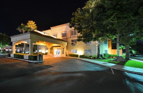 Patterson Hotel | Cozy Best Western Plus Villa Del Lago Inn with Ocean View