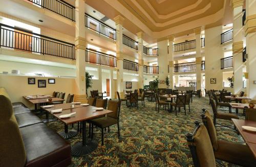 Patterson Hotel | Cozy Best Western Plus Villa Del Lago Inn with Ocean View