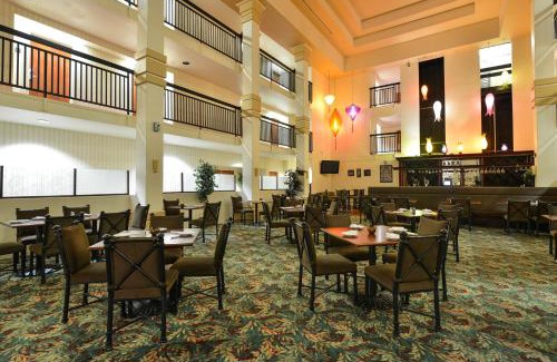 Patterson Hotel | Cozy Best Western Plus Villa Del Lago Inn with Ocean View