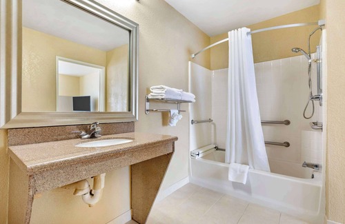 Bellmead Hotel | Discover Best Western Plus Waco North with Pool & Breakfast