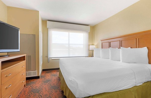 Bellmead Hotel | Discover Best Western Plus Waco North with Pool & Breakfast