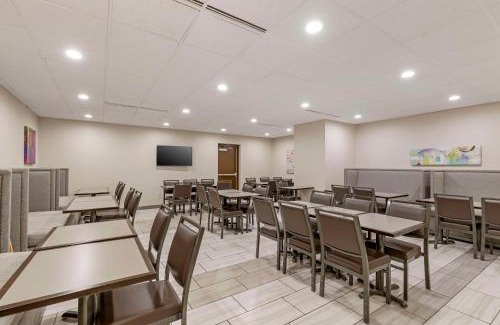 Waterloo Hotel | Pet-Friendly Comfort at Best Western Plus Waterloo & Cedar Falls