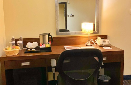 Al Khuwair Hotel | Welcoming Best Western Premier Muscat with Pool & Spa