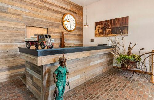 Hines Hotel | Guest Rated: Best Western Rory & Ryan Inns with Pool Access