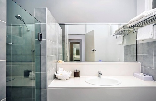 Tamworth Hotel | Inviting Stay at Best Western Sanctuary Inn with Pool & Spa